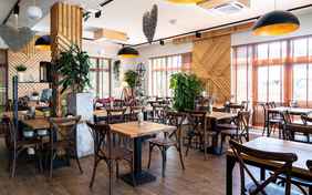 Restaurant mit kleinre Spielecke für Kinder